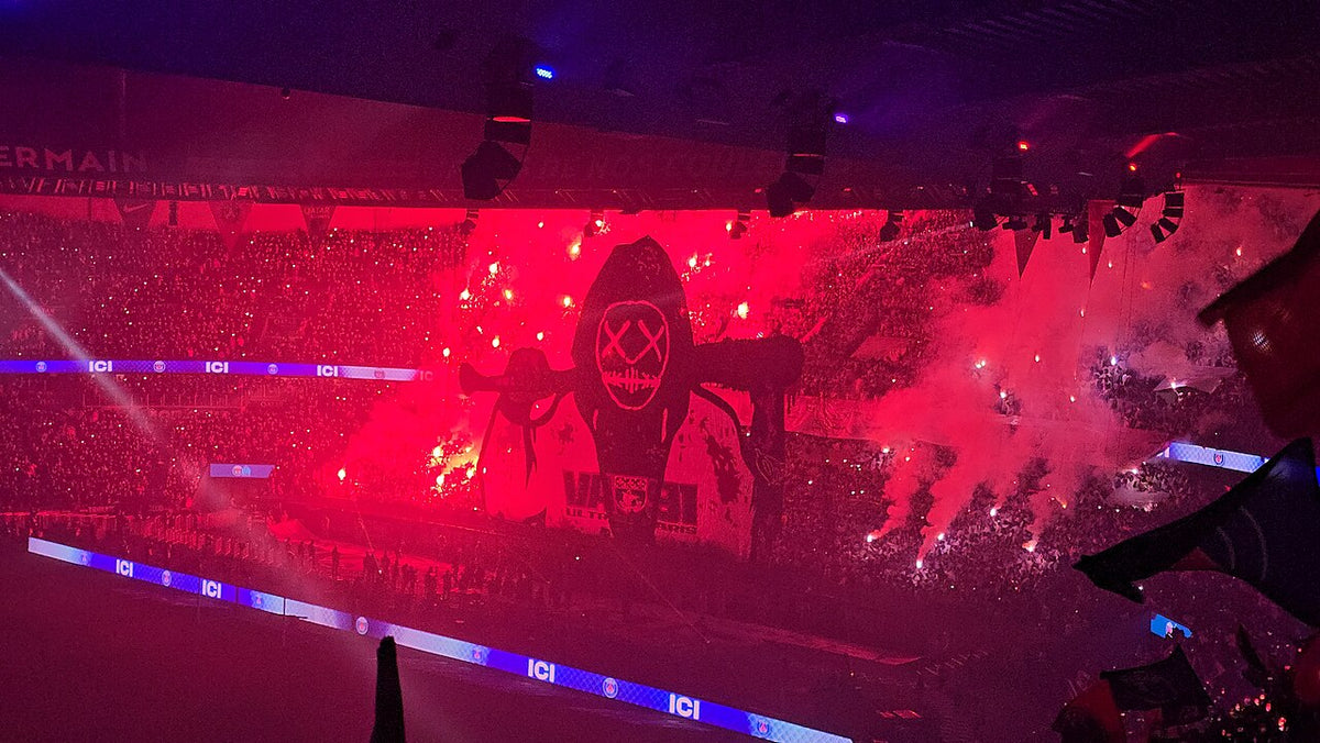 Supporters du Paris Saint-Germain au Parc des Princes lors d’un match en février 2026
